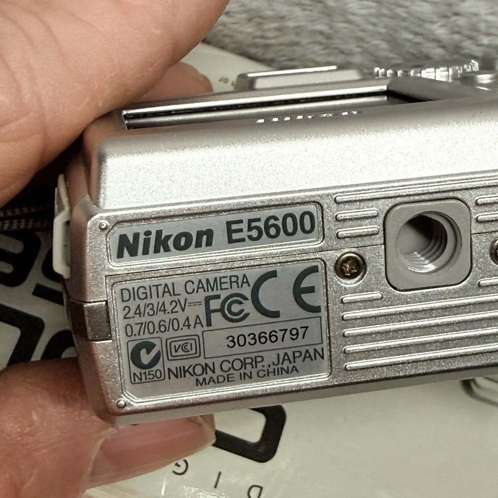 Nikon Coolpix 5600 5.1MP Digital Compact Camera UNTESTED **DOESN'T POWER ON***